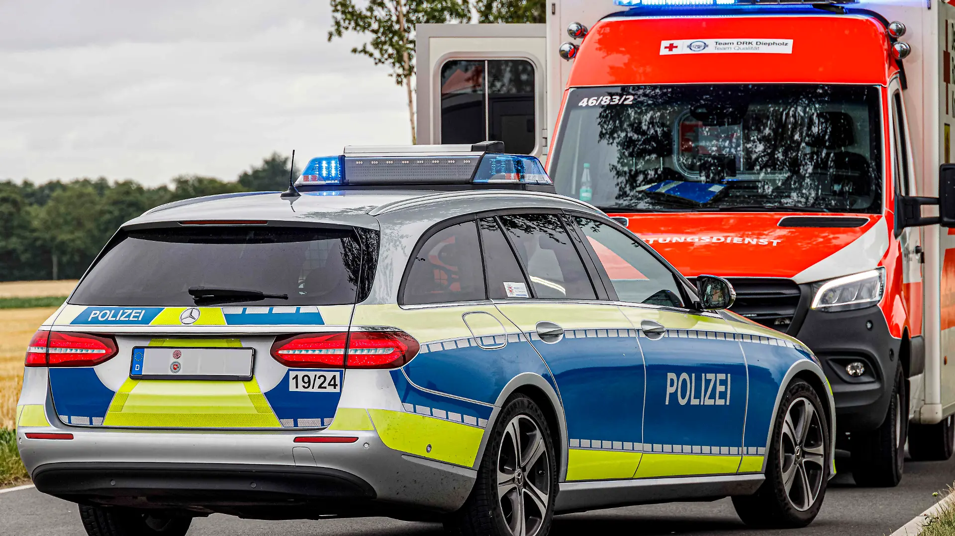Polizei und Rettungswagen im Einsatz