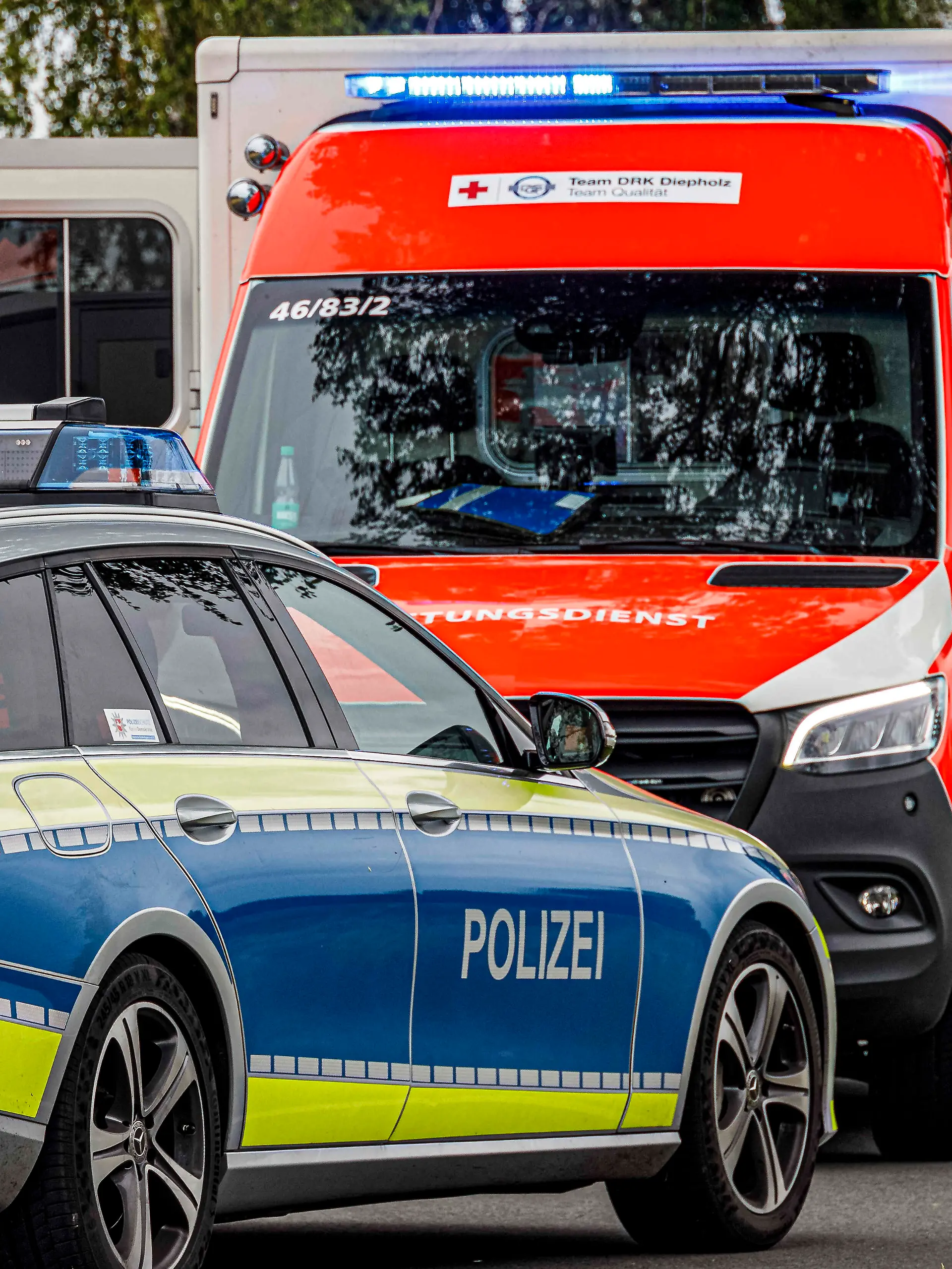 Polizei und Rettungswagen im Einsatz