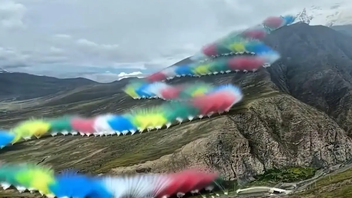 Farbexplosion im Himalaya! Modekette zündet XXL-Feuerwerk - Shitstorm!  Hommage an die Natur?!