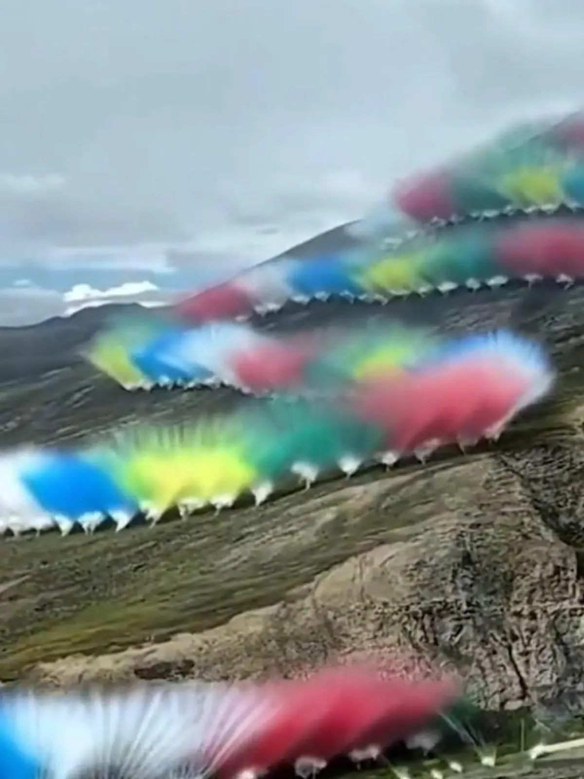 Bild zu: "Farbexplosion im Himalaya! Modekette zündet XXL-Feuerwerk - Shitstorm! "