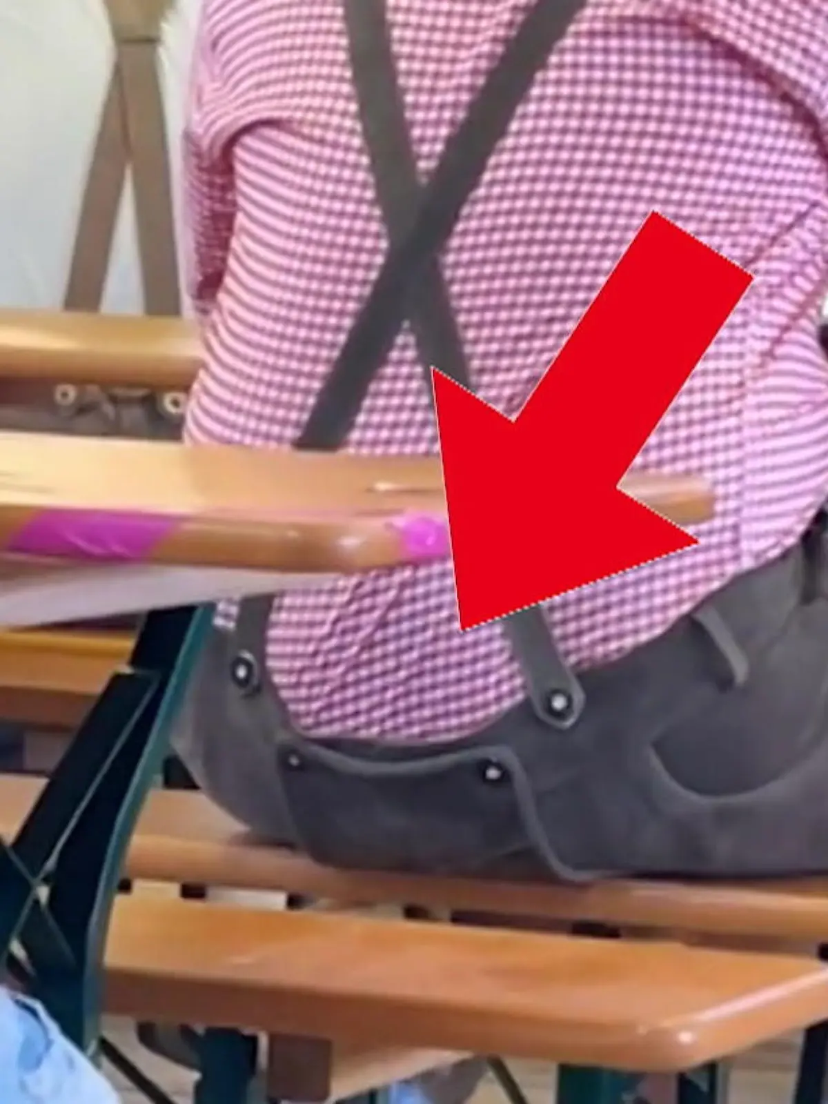 Bild zu: "Kellnerin schreitet ein! Wiesn-Besucher leistet sich Lederhosen-Lachnummer"