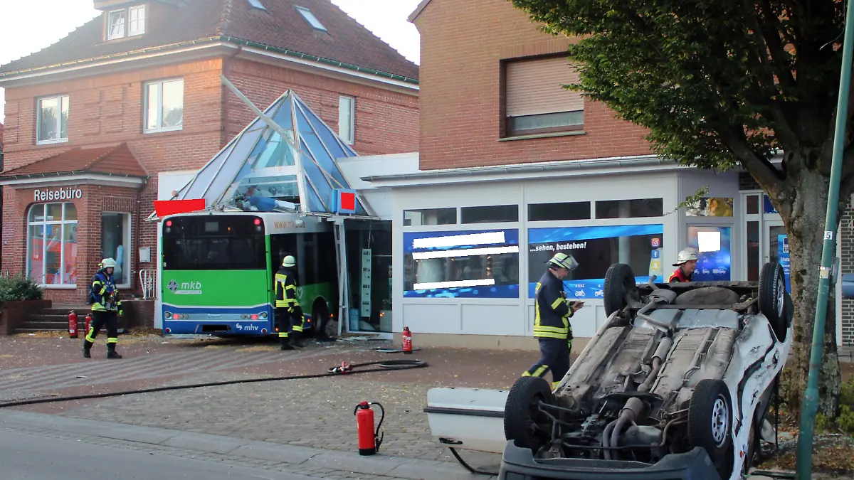 In Petershagen kollidierte der Bus mit dem Auto. Anschließend krachte der Bus in das Reisebüro.