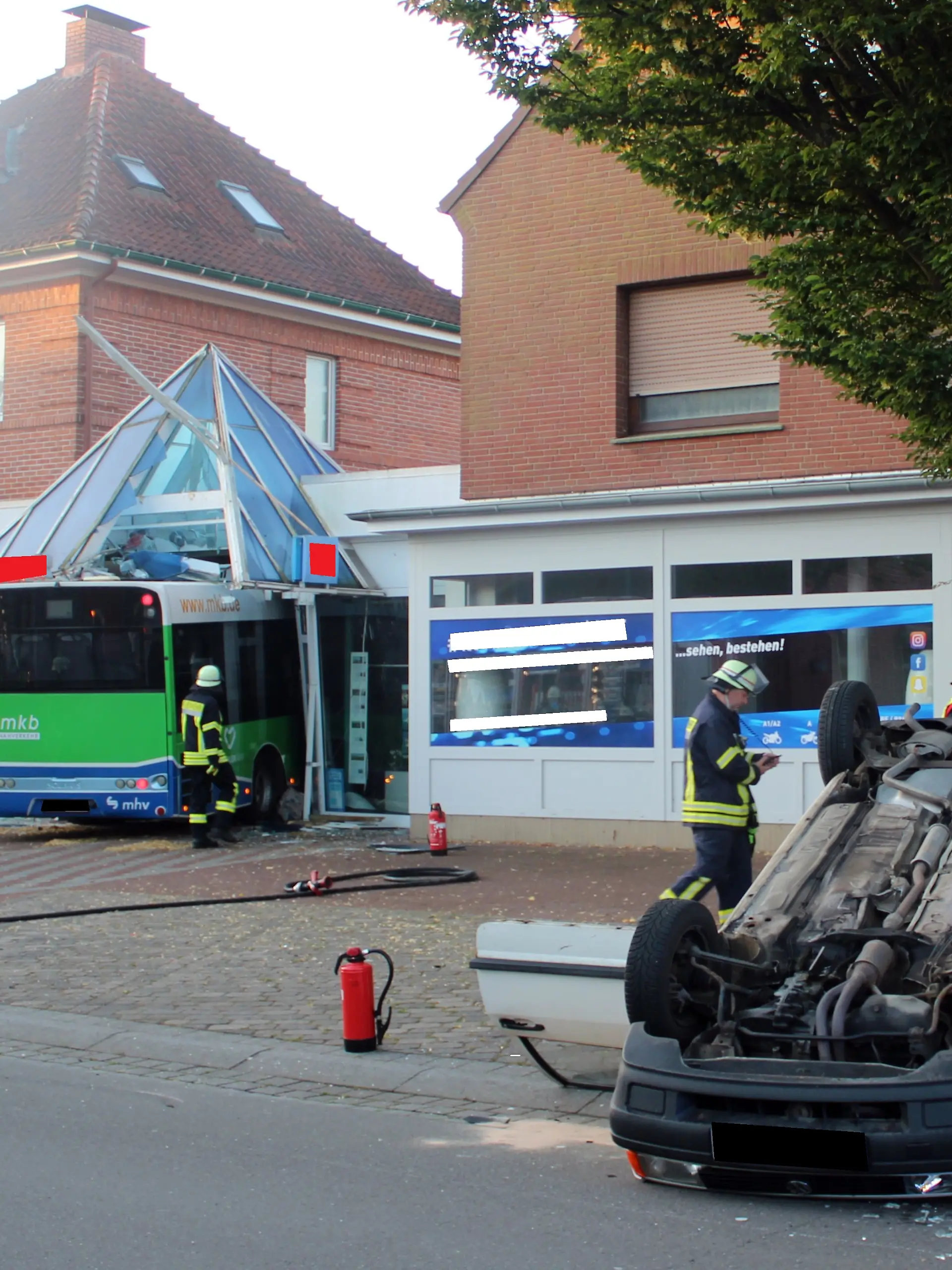 In Petershagen kollidierte der Bus mit dem Auto. Anschließend krachte der Bus in das Reisebüro.