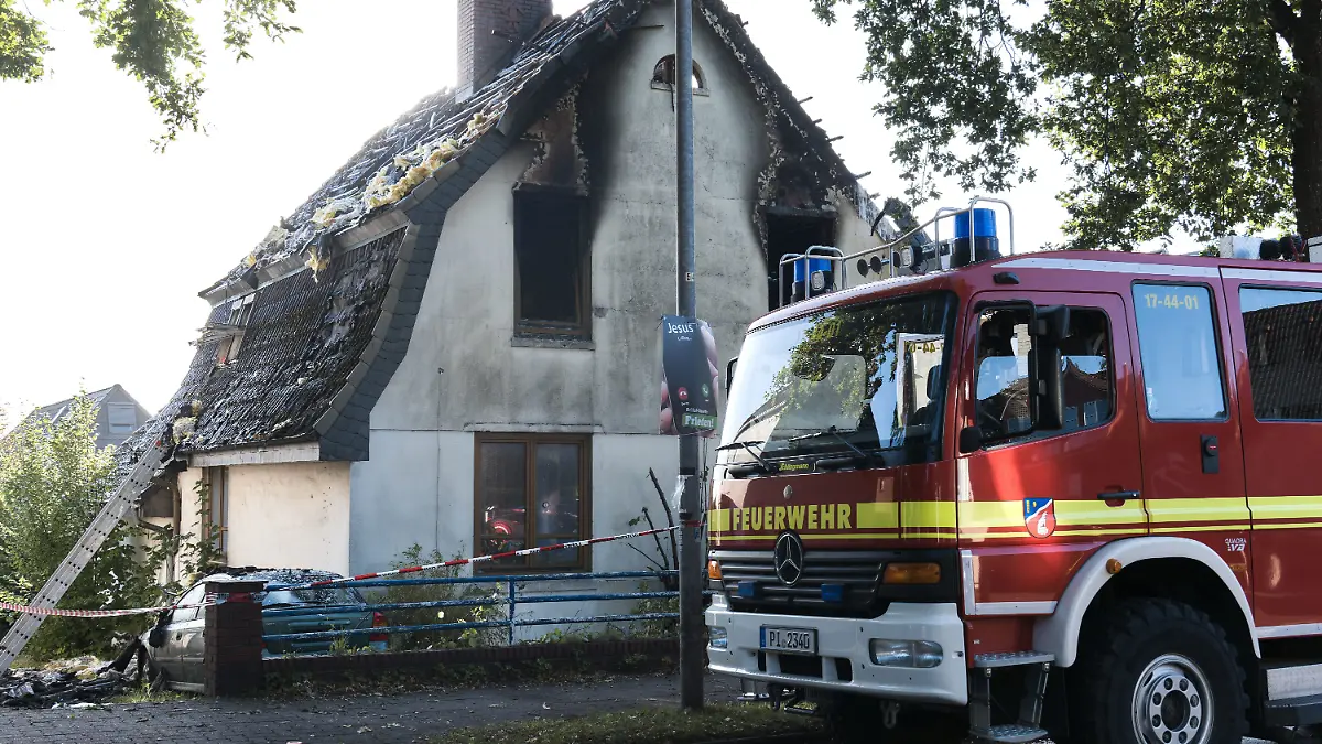 Seit dem Brand in einem Zweifamilienhaus in Pinneberg bei Hamburg wird ein neun Jahre altes Mädchen vermisst. Nun haben Einsatzkräfte eine Leiche geborgen.