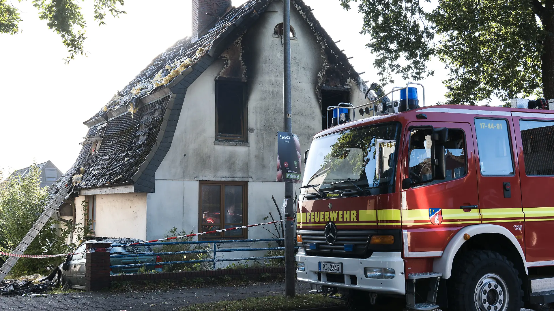 Seit dem Brand in einem Zweifamilienhaus in Pinneberg bei Hamburg wird ein neun Jahre altes Mädchen vermisst. Nun haben Einsatzkräfte eine Leiche geborgen.