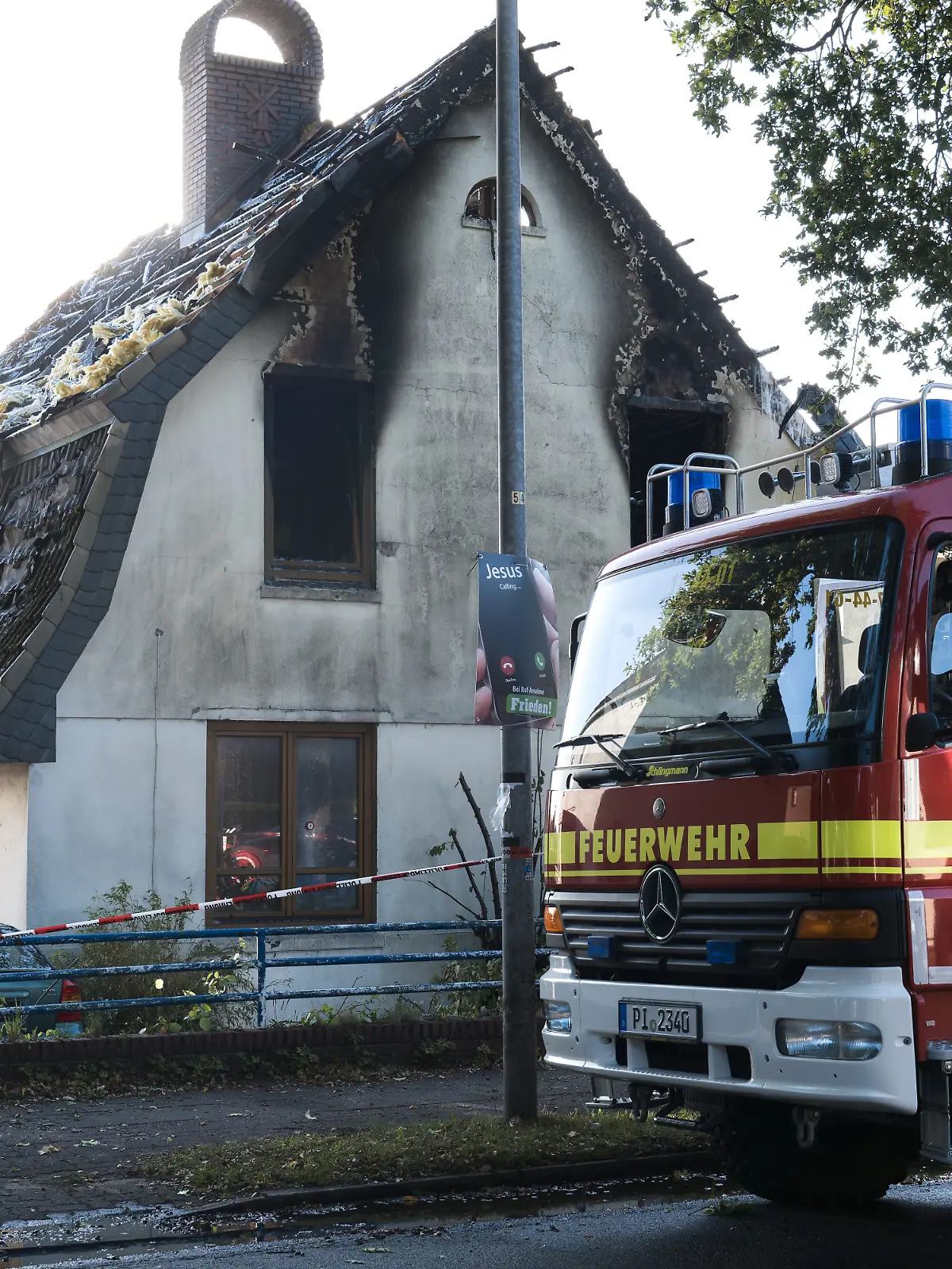Seit dem Brand in einem Zweifamilienhaus in Pinneberg bei Hamburg wird ein neun Jahre altes Mädchen vermisst. Nun haben Einsatzkräfte eine Leiche geborgen.
