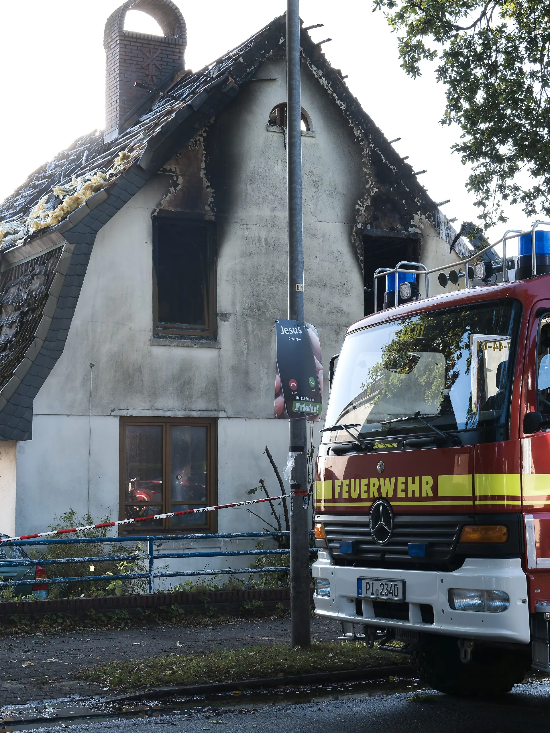 Seit dem Brand in einem Zweifamilienhaus in Pinneberg bei Hamburg wird ein neun Jahre altes Mädchen vermisst. Nun haben Einsatzkräfte eine Leiche geborgen.