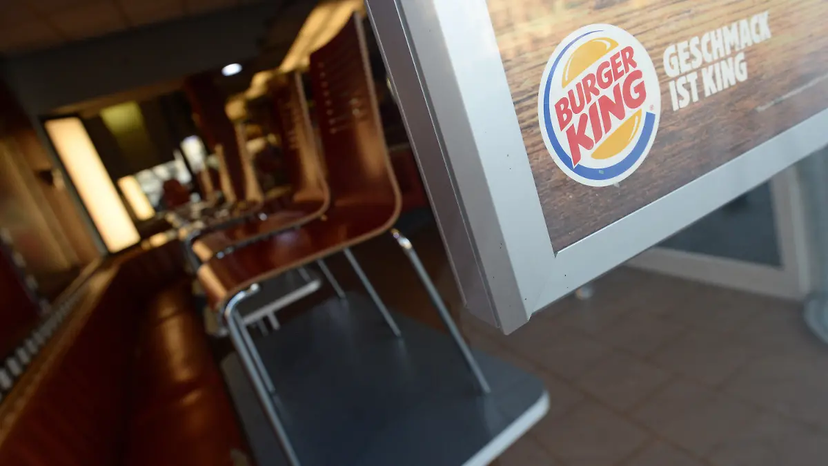 Auf den Tischen stehen am 24.11.2014 die Stühle einer geschlossenen Filiale der Fast-Food-Kette Burger King in München (Bayern). Der gekündigte Burger-King-Franchisenehmer Yi-Ko Holding hat die meisten seiner 89 Filialen inzwischen gezwungenermaßen dichtgemacht. Foto: Andreas Gebert/dpa +++(c) dpa - Bildfunk+++