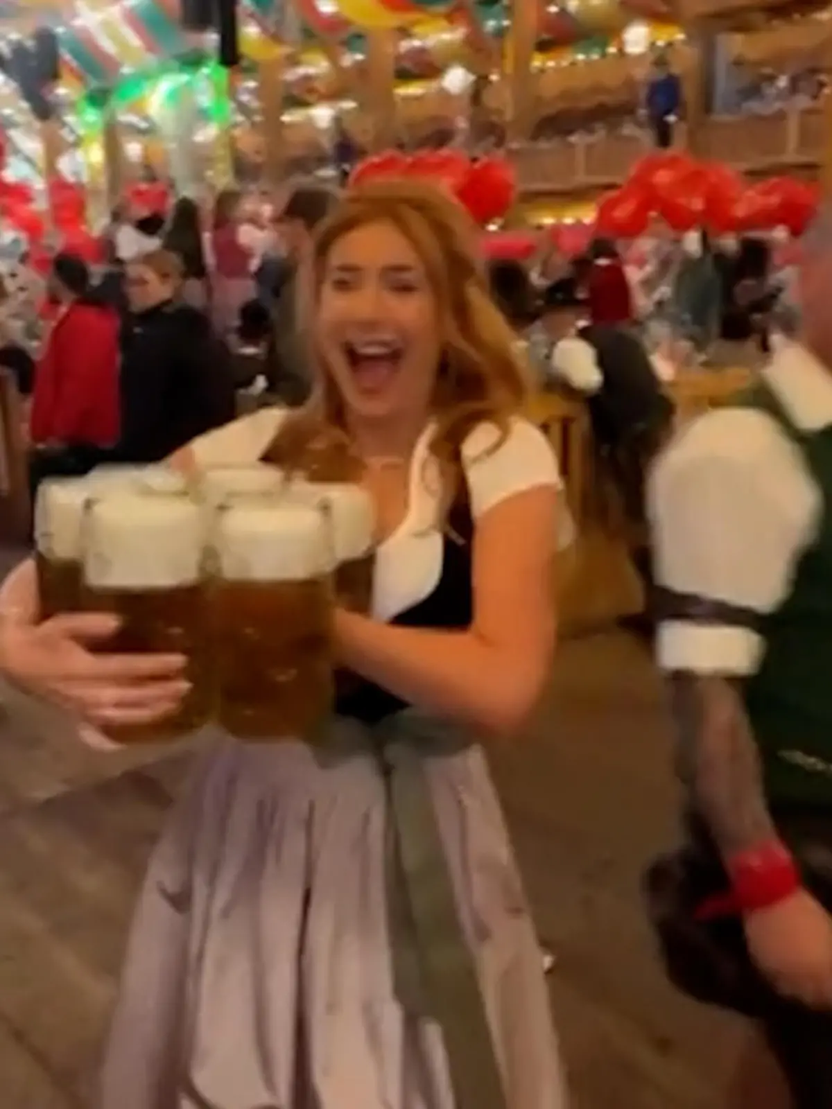 Bild zu: "Arbeit nach Maß! Palina Rojinski begeistert als Wiesn-Bedienung"