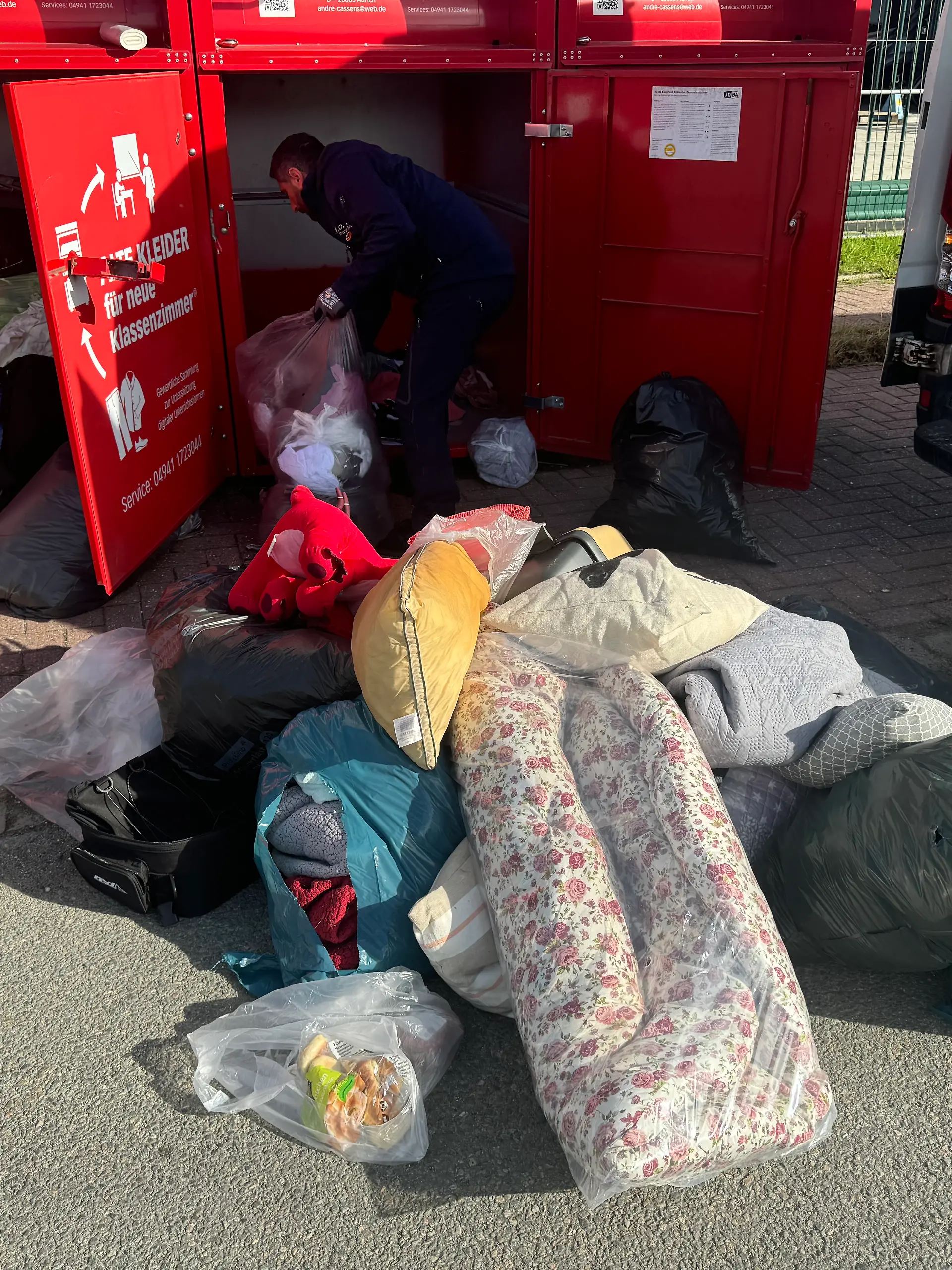 Bild zu: "Benutzte Windeln oder Fast Food! Altkleidercontainer werden immer öfter mit Müll befüllt"