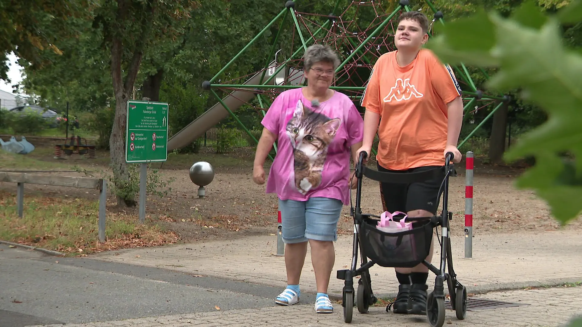 Niclas kann kaum ohne den Rollator gehen.