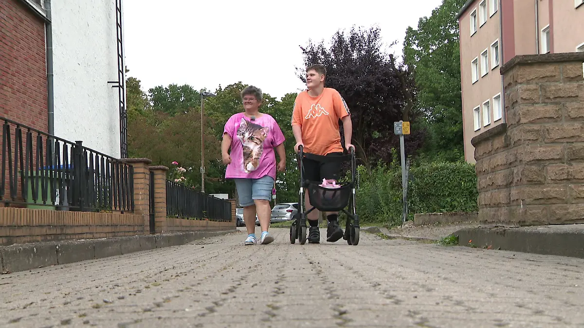 Die Blicke wegen seines Rollators stören den Jugendlichen.