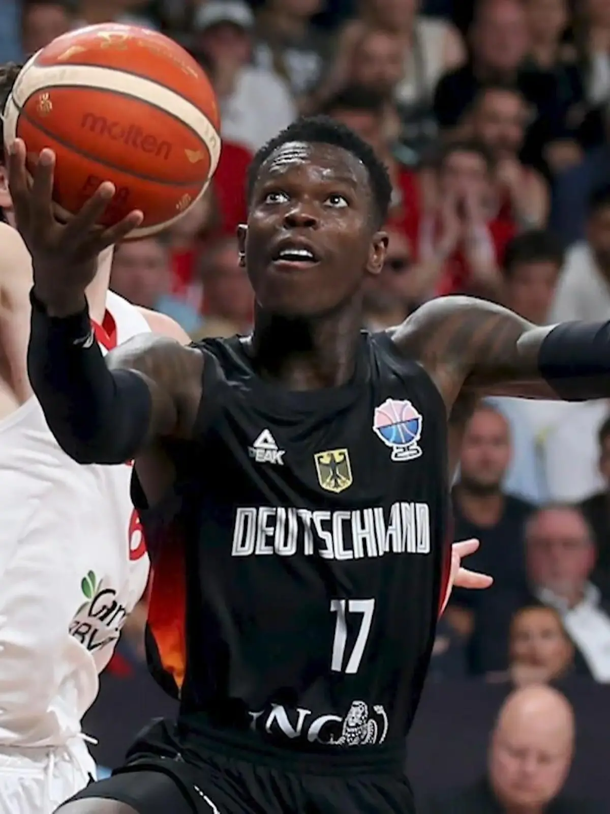 Bild zu: "Dennis Schröder signiert Kinderbuch"