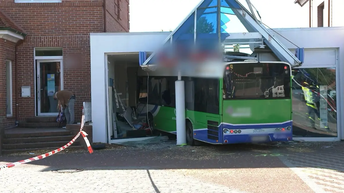 Linienbus kracht in Reisebüro Schwerer Unfall in Petershagen