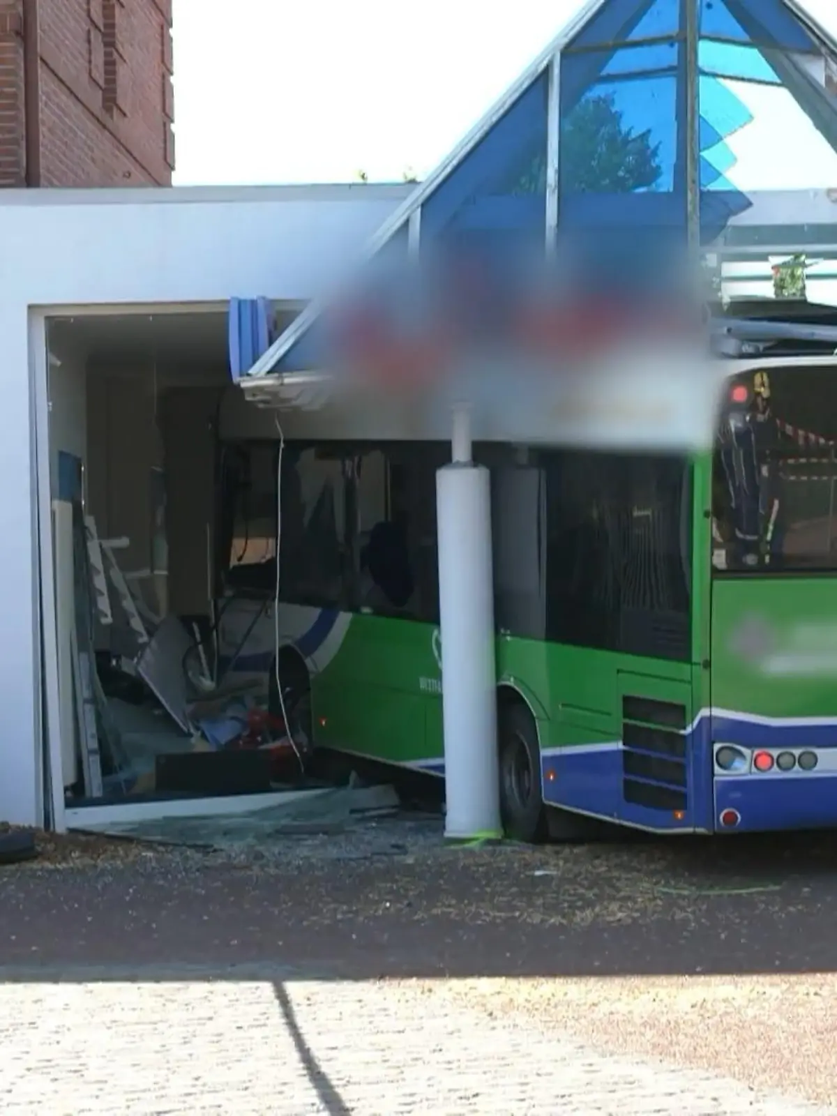 Bild zu: "Linienbus kracht in Reisebüro"