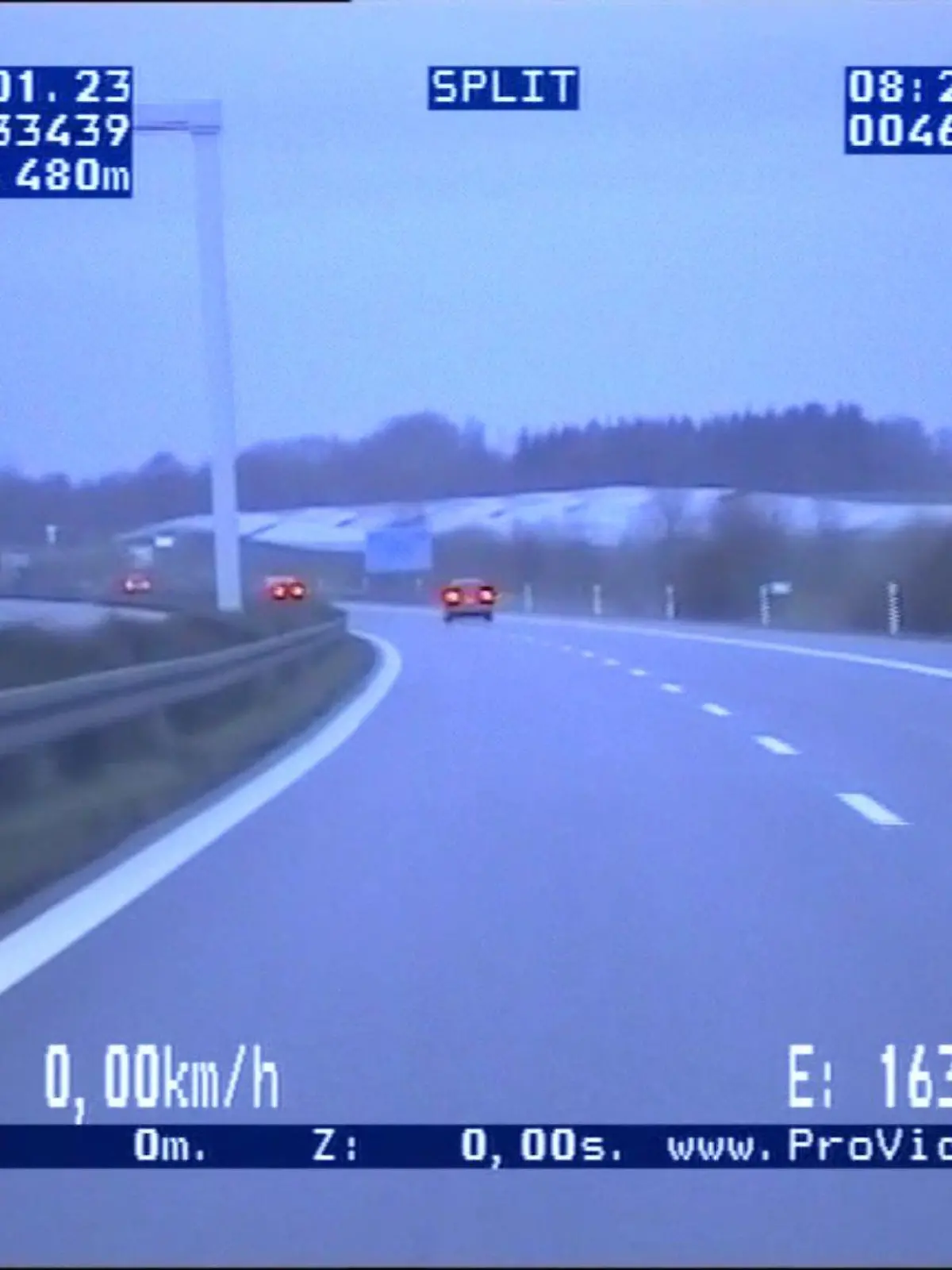 Wahnsinnige Geisterfahrt auf der Autobahn! Mit teilweise 210 Stundenkilometern brettert eine Autofahrerin am Sonntag über die A20, alle Versuche der Polizei, sie zum Stoppen zu bringen, scheitern zunächst. Erst nach 100 Kilometern können die Beamten die halsbrecherische Aktion beenden – mit drastischen Mitteln. Ein Video der Polizei zeigt die wilde Verfolgungsjagd.