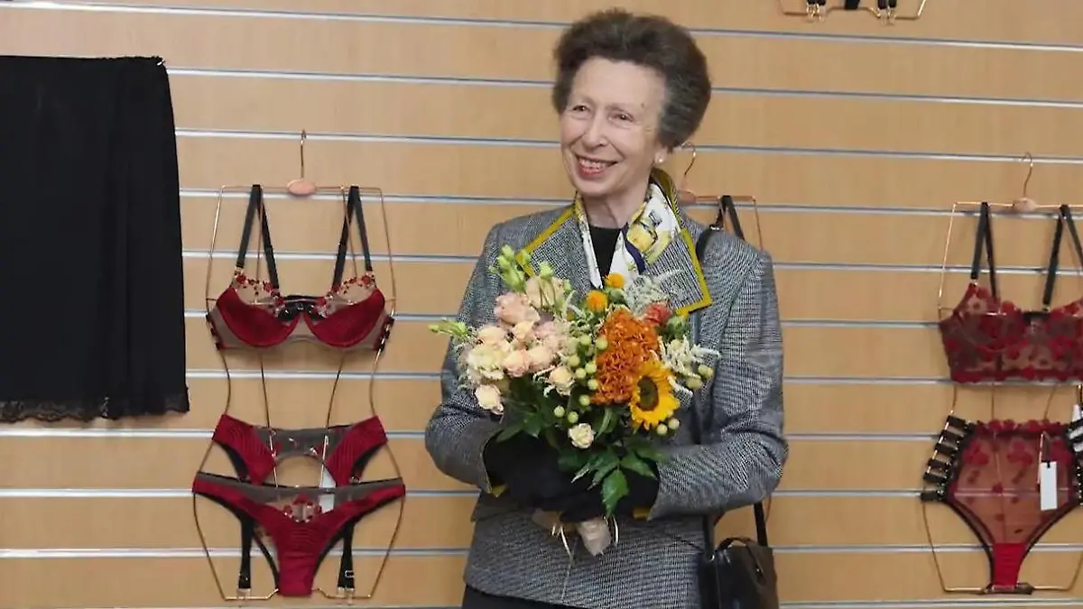 BHs, Höschen – und Hoheit! Britische Prinzessin Anne besucht Luxus-Dessous-Laden König Charles’ Schwester auf Unterwäsche-Mission