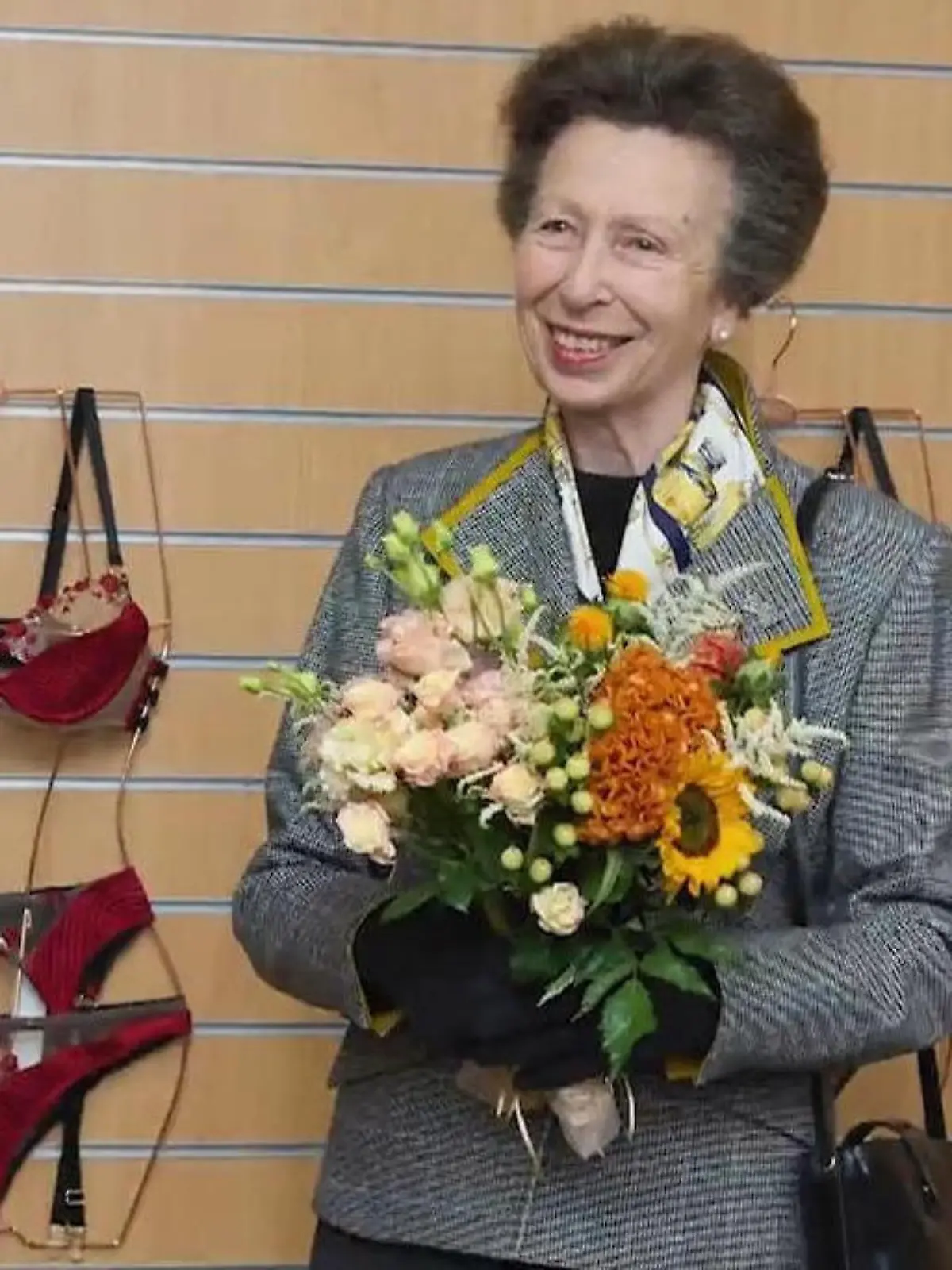 Bild zu: "BHs, Höschen – und Hoheit! Britische Prinzessin Anne besucht Luxus-Dessous-Laden"