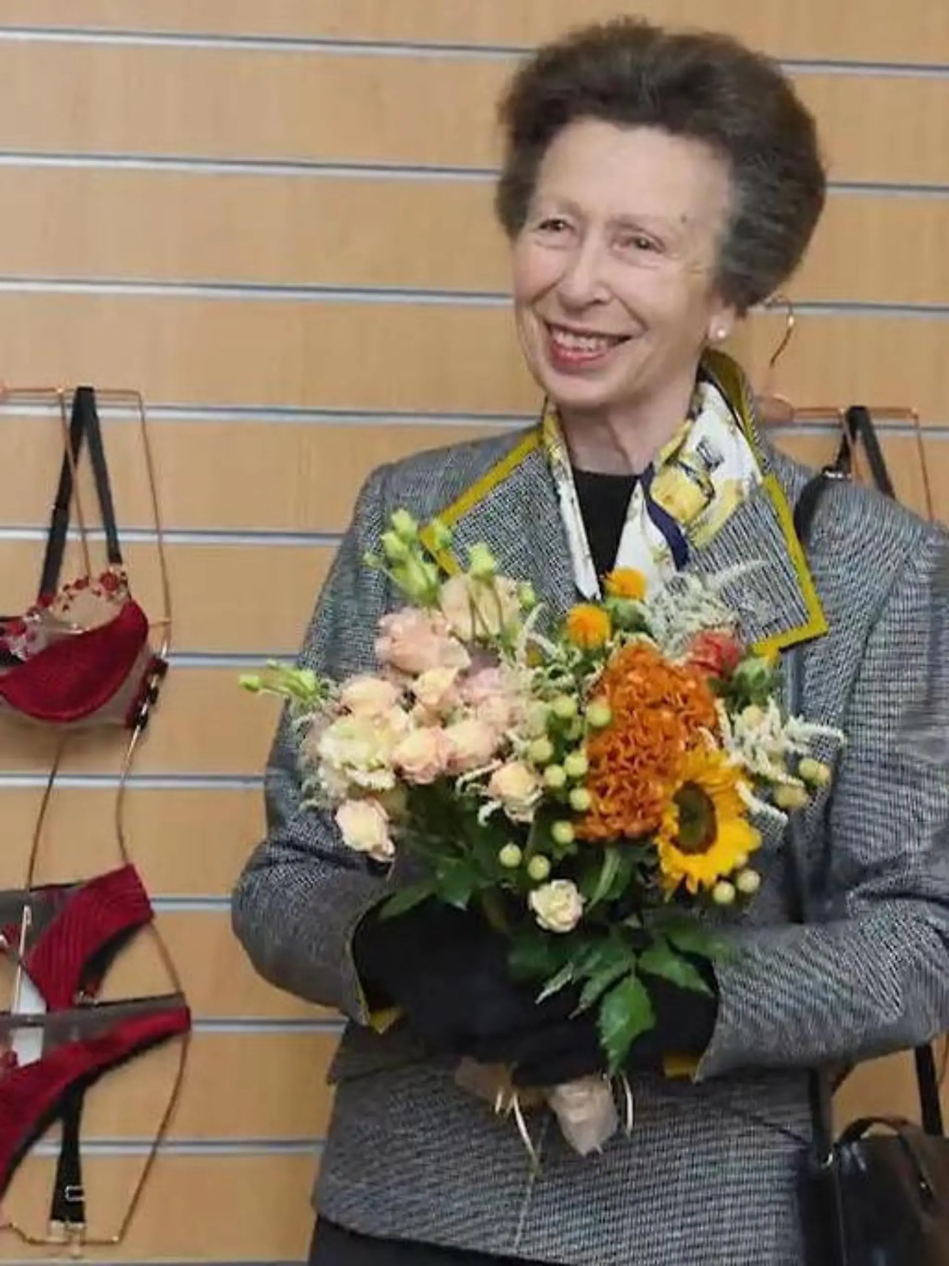 Bild zu: "BHs, Höschen – und Hoheit! Britische Prinzessin Anne besucht Luxus-Dessous-Laden"