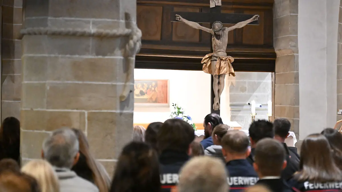 In der Laurentiuskirche trauern die Menschen gemeinsam um Hank.