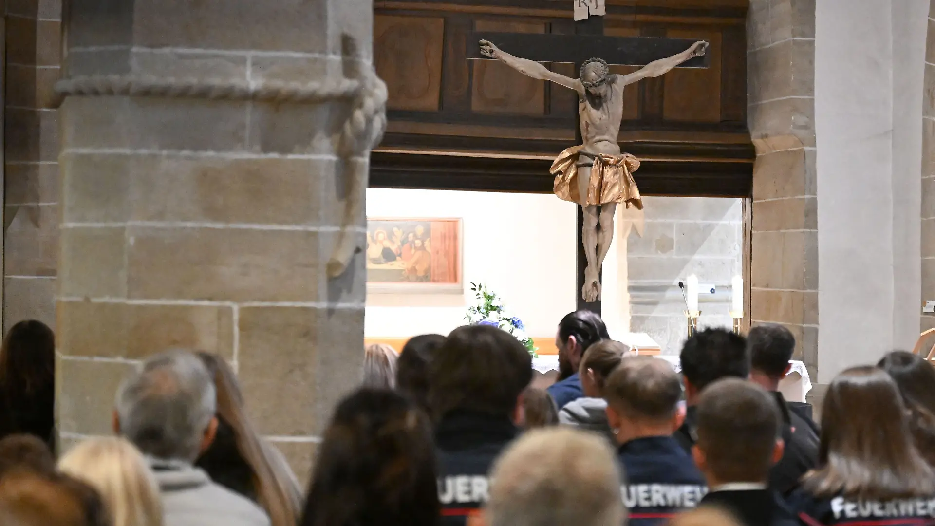 In der Laurentiuskirche trauern die Menschen gemeinsam um Hank.