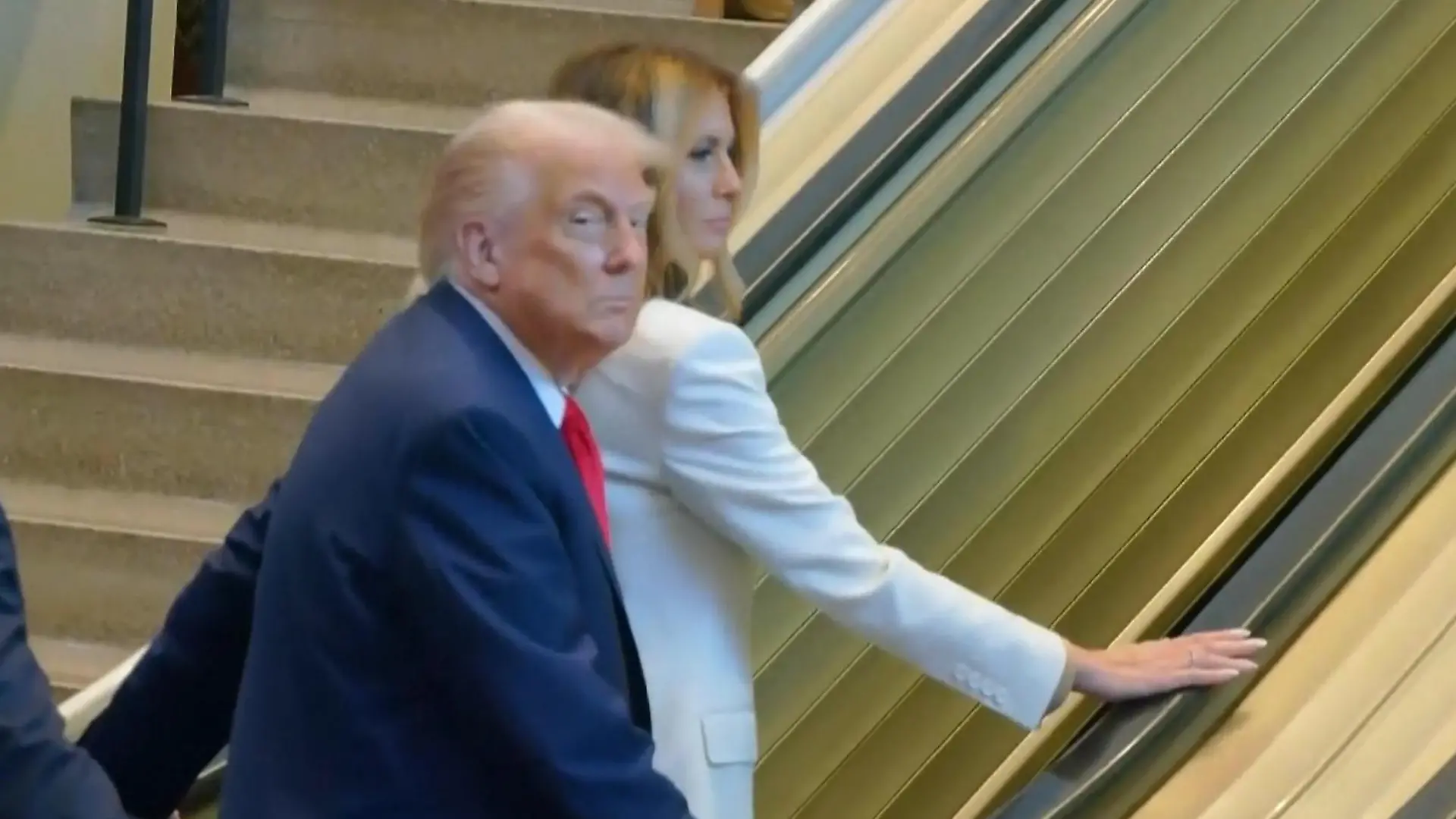 Trump Treppen-Blamage bei den Vereinten Nationen – und die ganze Welt schaut zu Rolltreppe, Frust und Spott