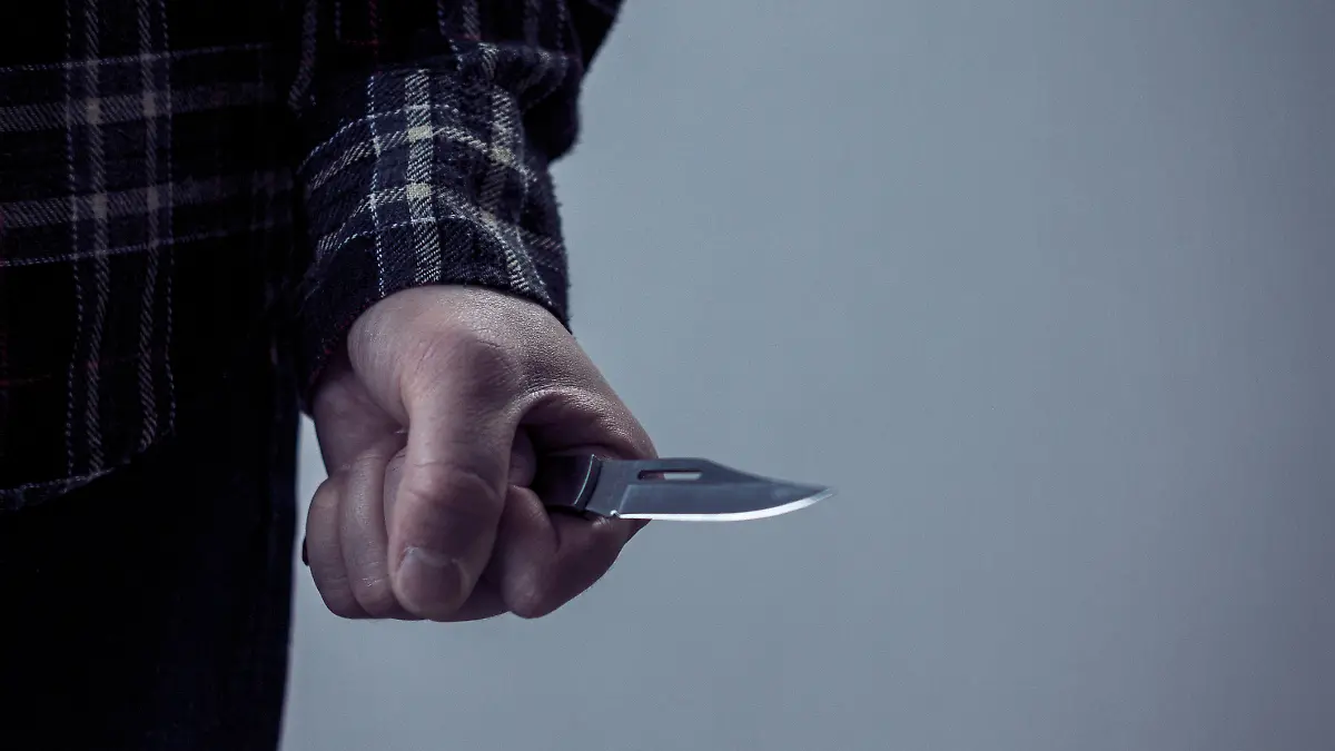 Mann mit Messer (Symbolfoto)