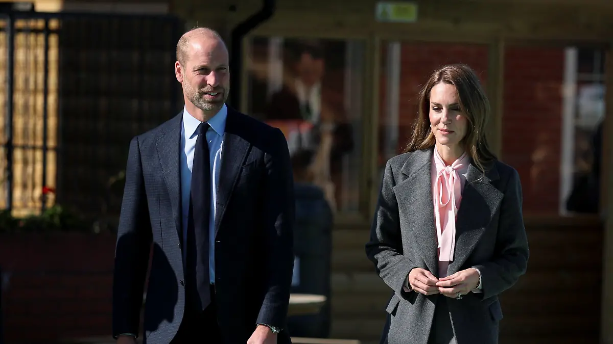 Das britische Thronfolger-Paar William und Kate (r.) beim Besuch einer Schule in Southport