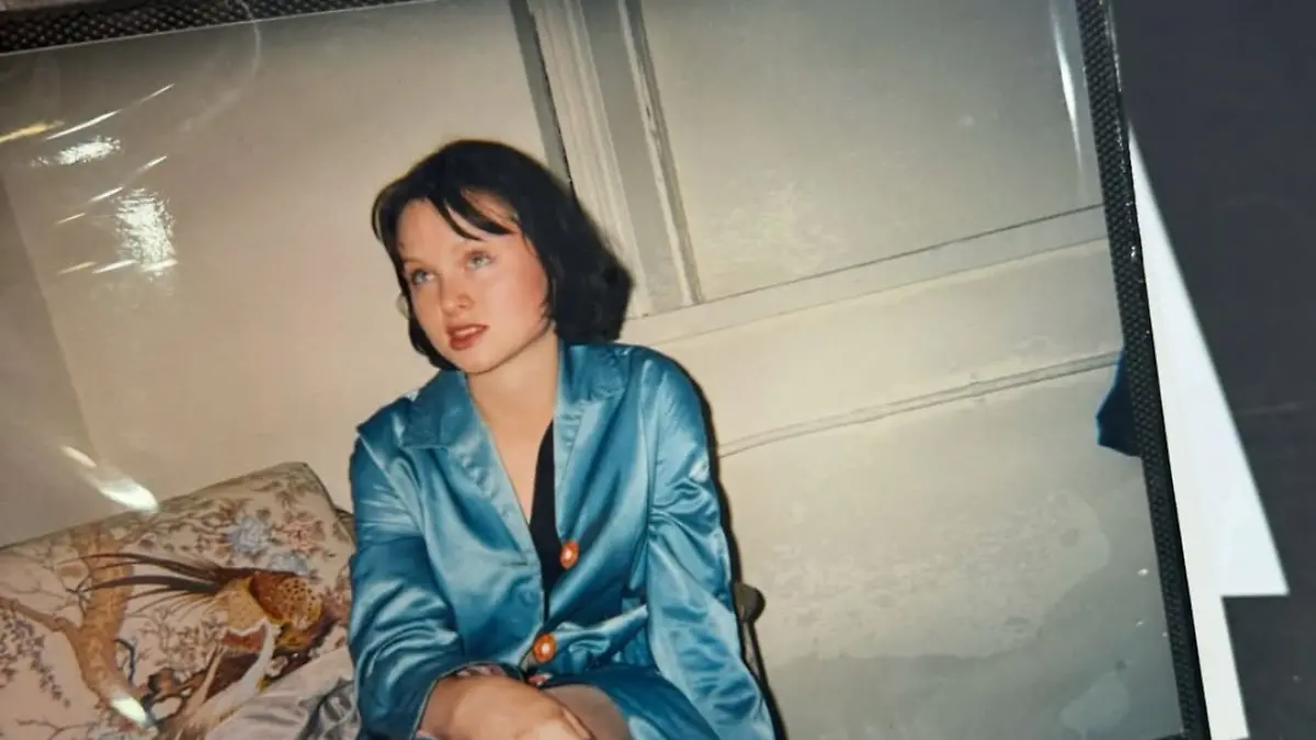 Auf dem Foto ist die Sängerin in einem blauen Satinpyjama zu sehen, wie sie lässig für die Kamera posiert.