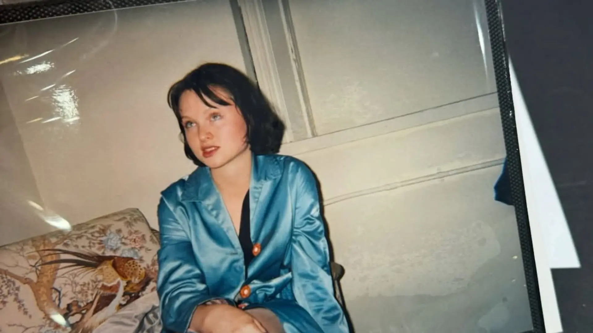 Auf dem Foto ist die Sängerin in einem blauen Satinpyjama zu sehen, wie sie lässig für die Kamera posiert.