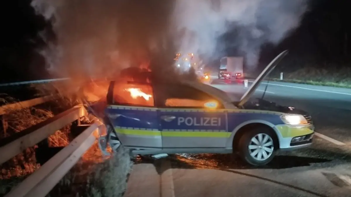 Streifenwagen wurde bei Unfall beschädigt und geriet in Brand