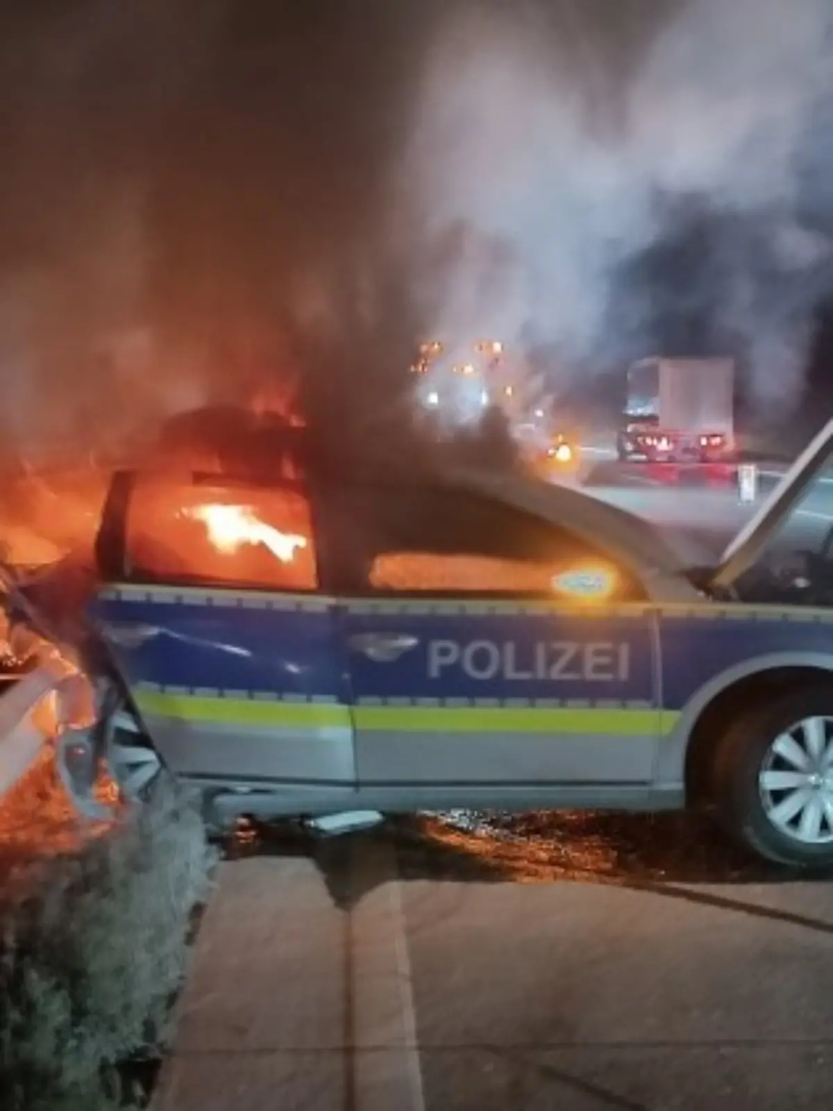 Streifenwagen wurde bei Unfall beschädigt und geriet in Brand