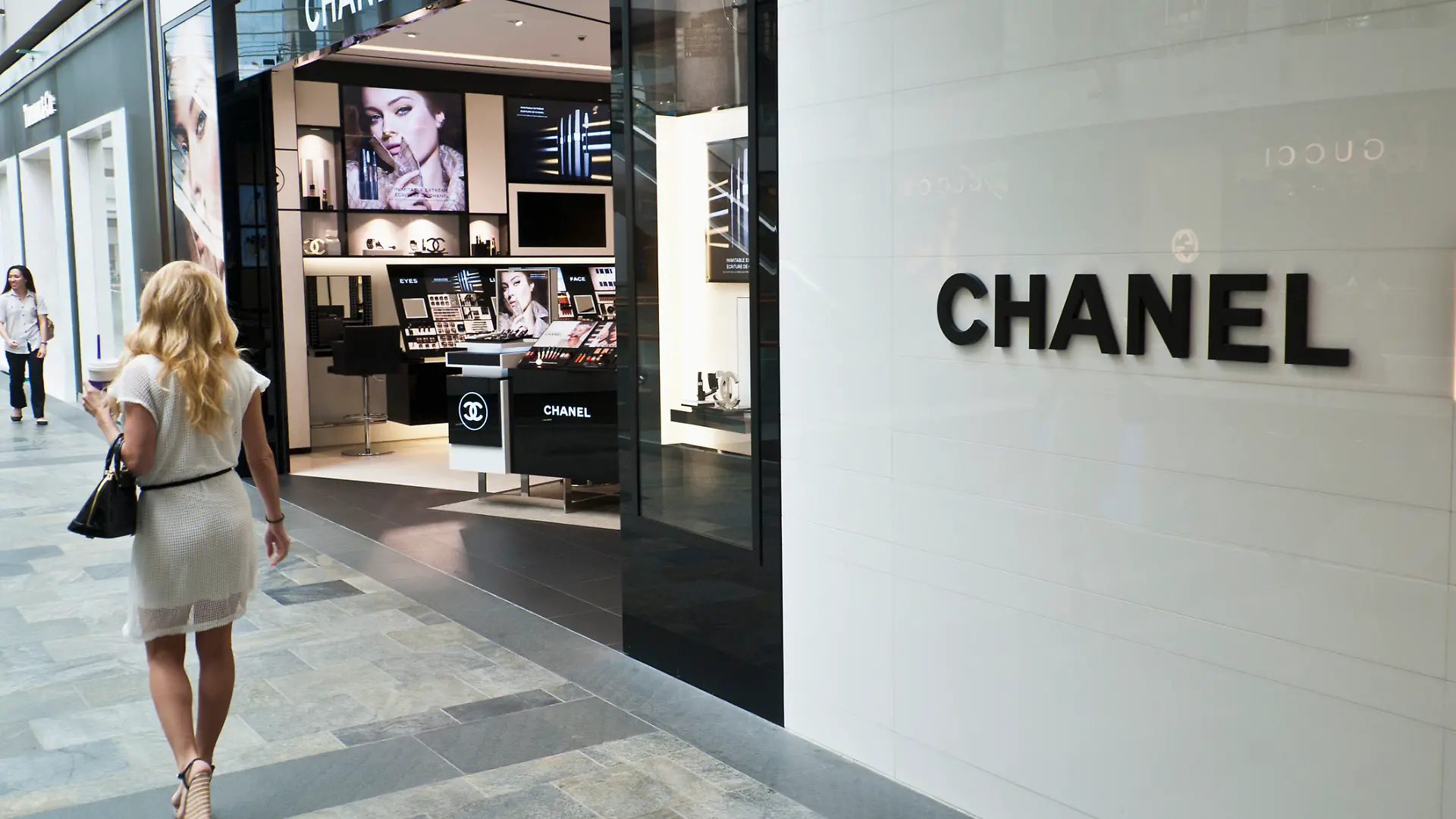 Frau geht an Chanel-Store vorbei.
