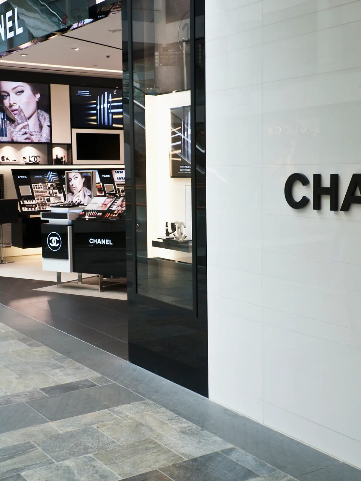 Frau geht an Chanel-Store vorbei. 