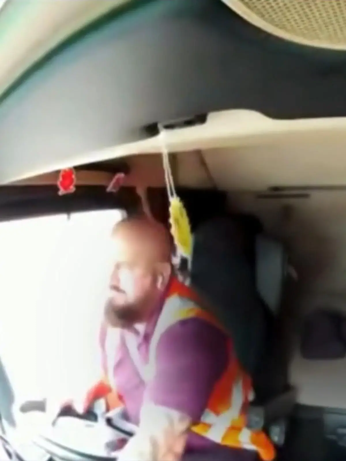 Bild zu: "Lkw-Fahrer guckt Nacktfotos und rast in Stauende – Familienvater (46) stirbt
"
