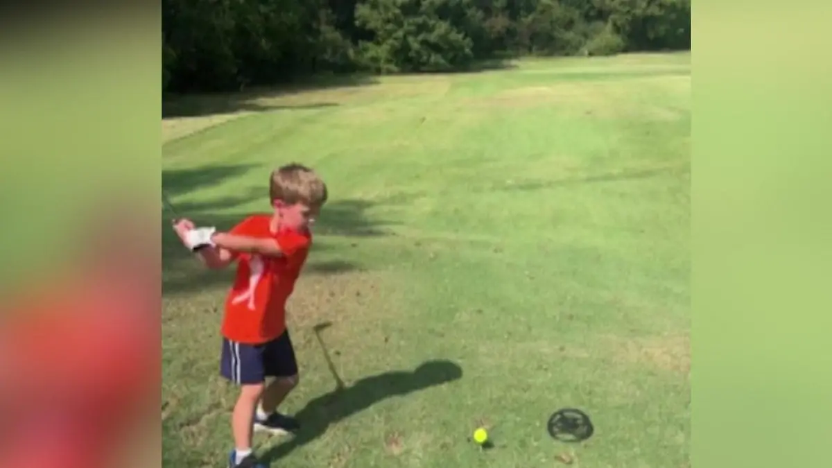 Besser als die Golfprofis! Levi (4) haut Wunderschlag raus Papa platzt vor Stolz