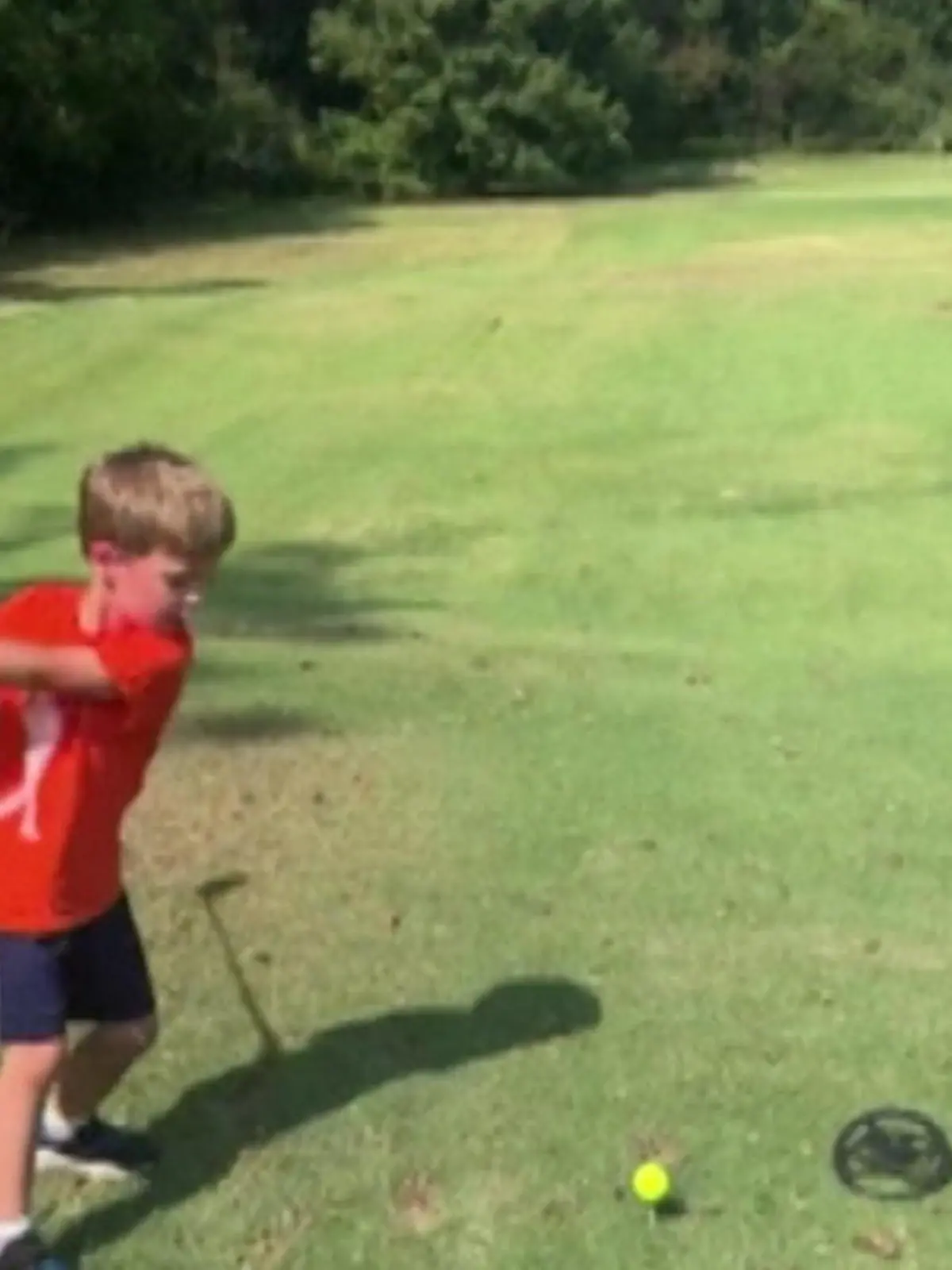 Bild zu: "Besser als die Golfprofis! Levi (4) haut Wunderschlag raus"