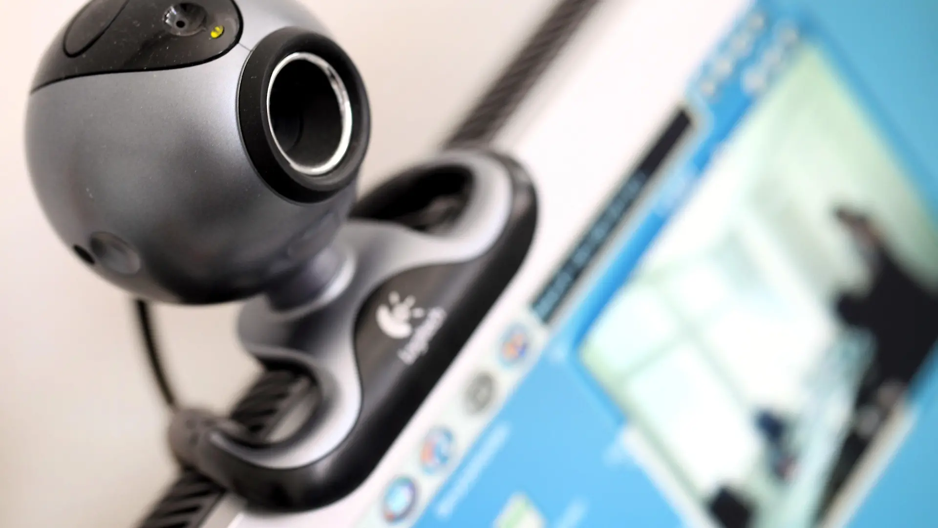 Eine Webcam steht am Freitag (16.07.2010) auf einem Computerbildschirm in Düsseldorf. Es ist der Alptraum aller Eltern: Ein Hacker aus dem Rheinland soll in die Computer von mindestens 150 Mädchen eingedrungen sein und die Kinder über Webcams ausspioniert haben. Als die Polizei den Mann festgenommen habe, seien auf dessen Rechnern mehrere Videos aus Kinderzimmern gelaufen, schrieb das «Westfalen-Blatt» aus Bielefeld am Freitag. Die Staatsanwaltschaft Aachen bestätigte die Ermittlungen, aber nicht die Zahl der Opfer. Foto: Martin Gerten dpa/lnw (zu lnw 7107 vom 16.07.2010) +++(c) dpa - Bildfunk+++