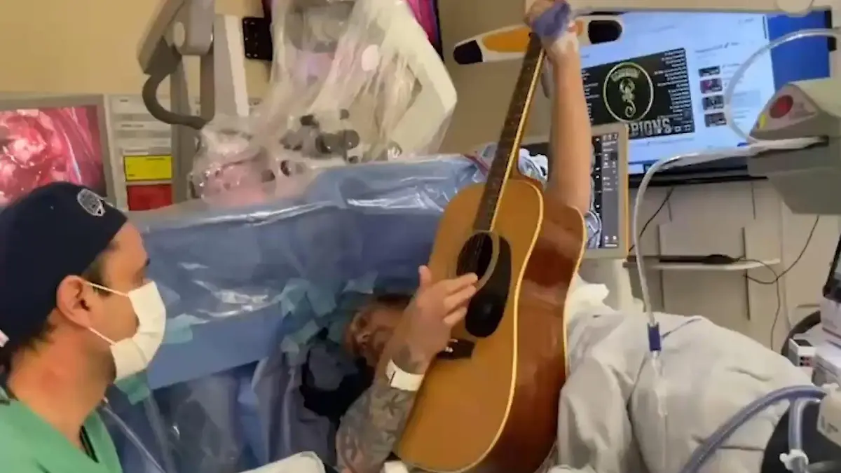 Während riskanter Hirn-OP – Patient MUSS Gitarre spielen! Paul hat kiwi-großen Tumor