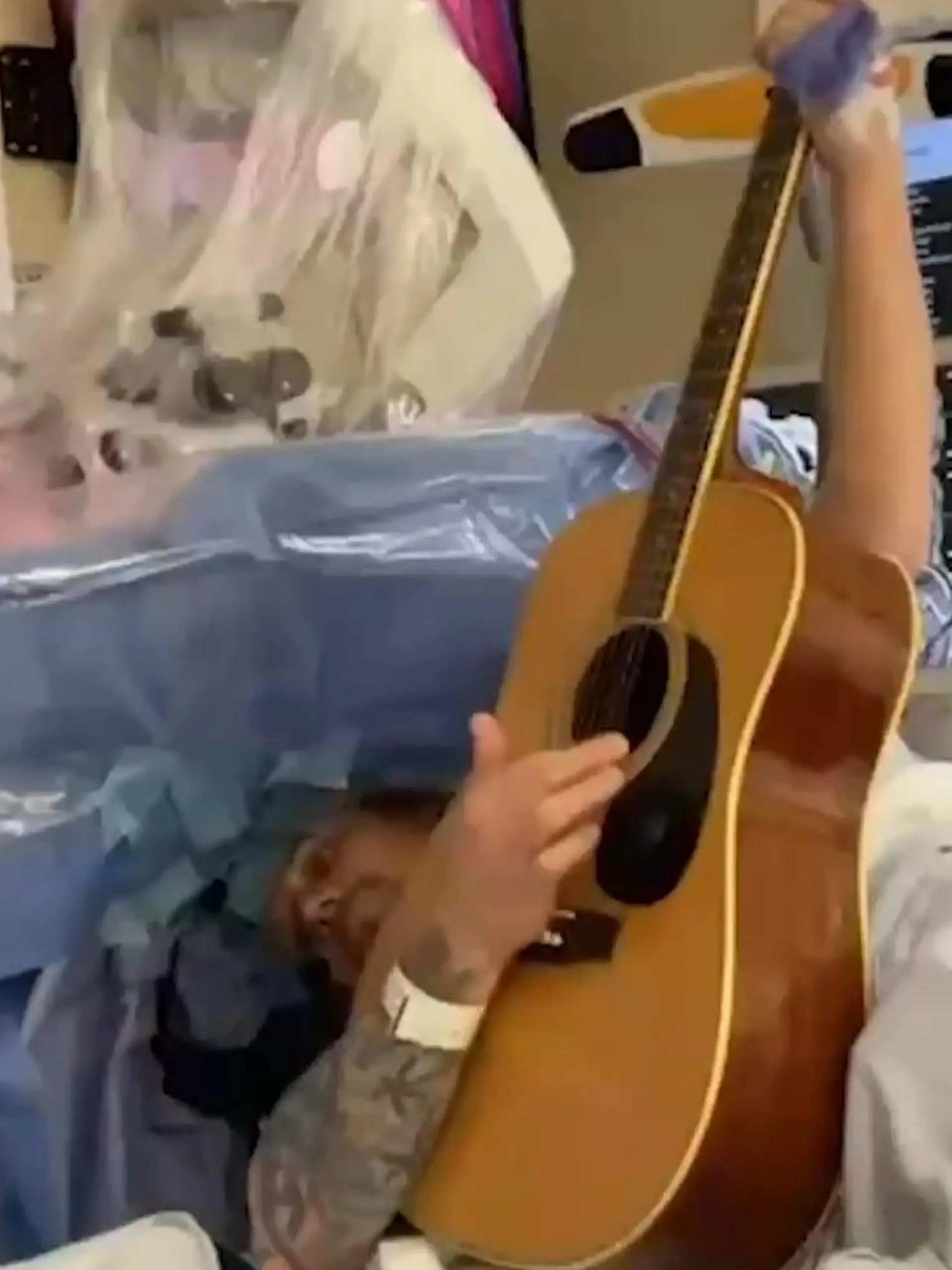 Bild zu: "Während riskanter Hirn-OP – Patient MUSS Gitarre spielen!"