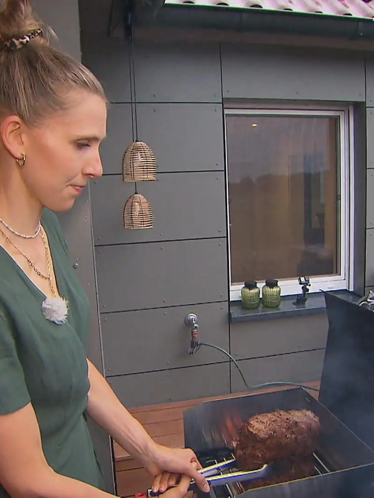 Bild zu: "Christiane lässt sich das Grillen nicht verderben"