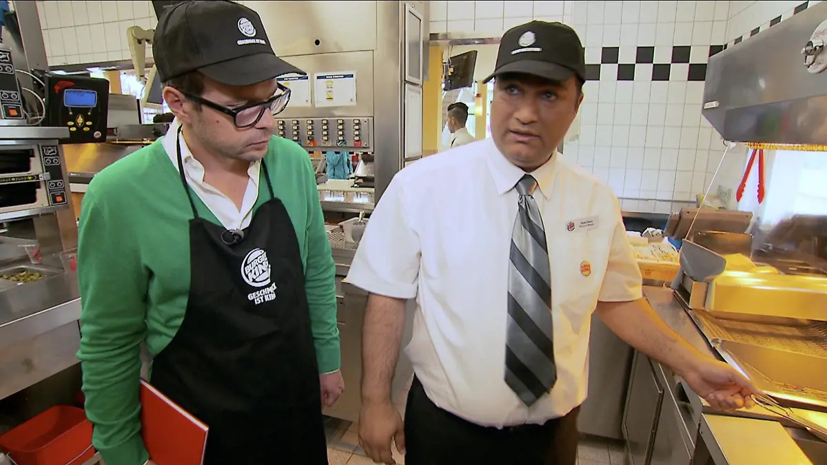 RTL Undercover-Reporter Alexander Römer (l.) aus dem "Team Wallraff" war bereits im Frühjahr 2014 auf Recherche in einer Burger King-Filiale in Ratingen. Im August 2014 lud der Filialleiter (r.) zu einem 'Tag der offenen Küche' ein an dem unserer Reporter, diesmal nicht undercover, sich erneut ein Überblick der Verhältnisse verschaffte.