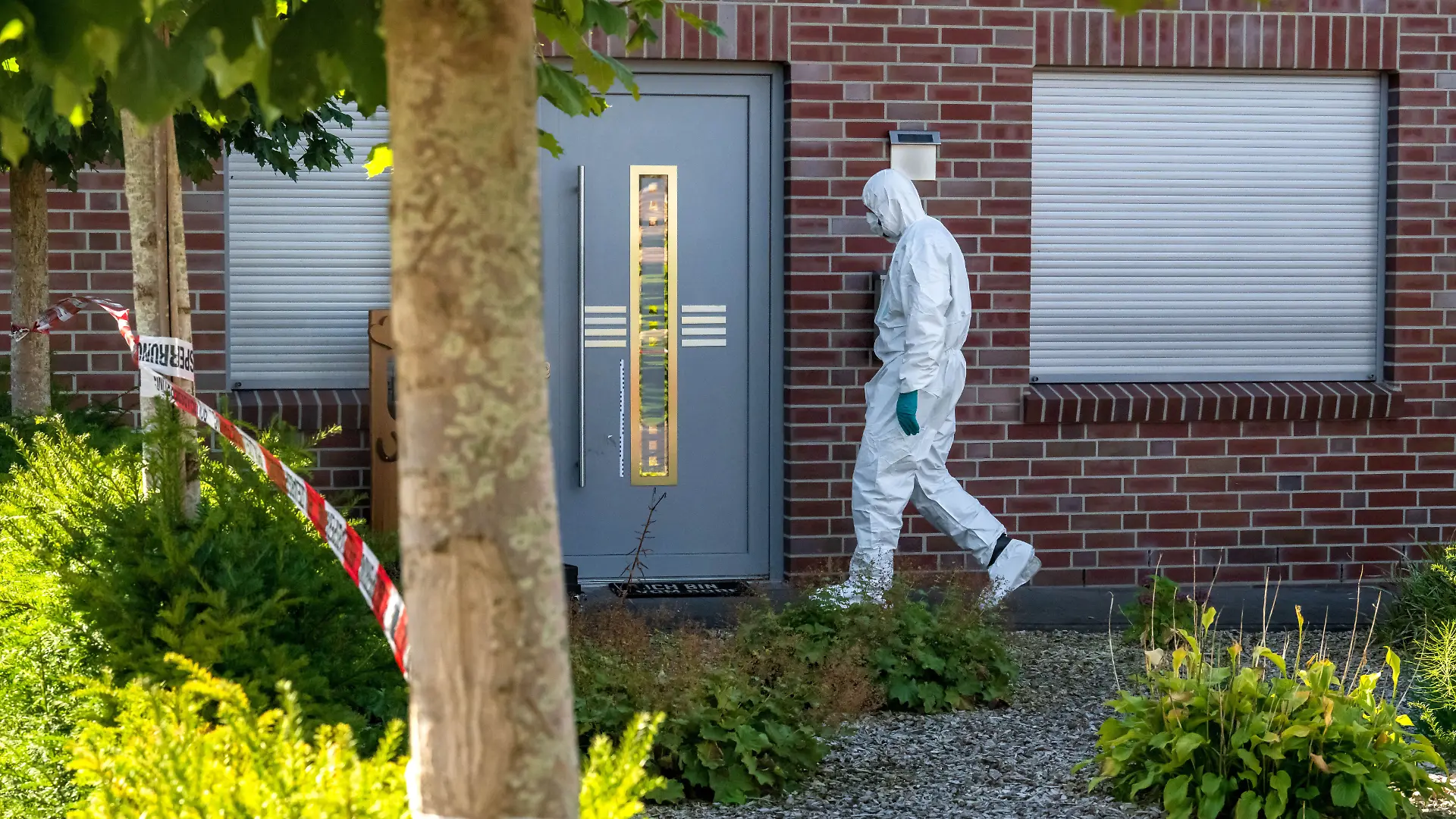 Einsatzkräfte sichern Spuren am Tatort in Gyhum. nachdem ein 34-Jähriger dort seine Lebenspartnerin getötet haben soll.