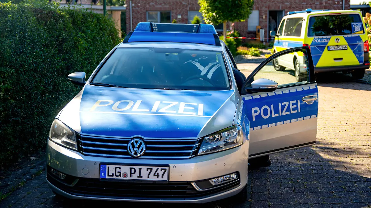 Einsatzfahrzeuge der Polizei am Tatort in Gyhum.