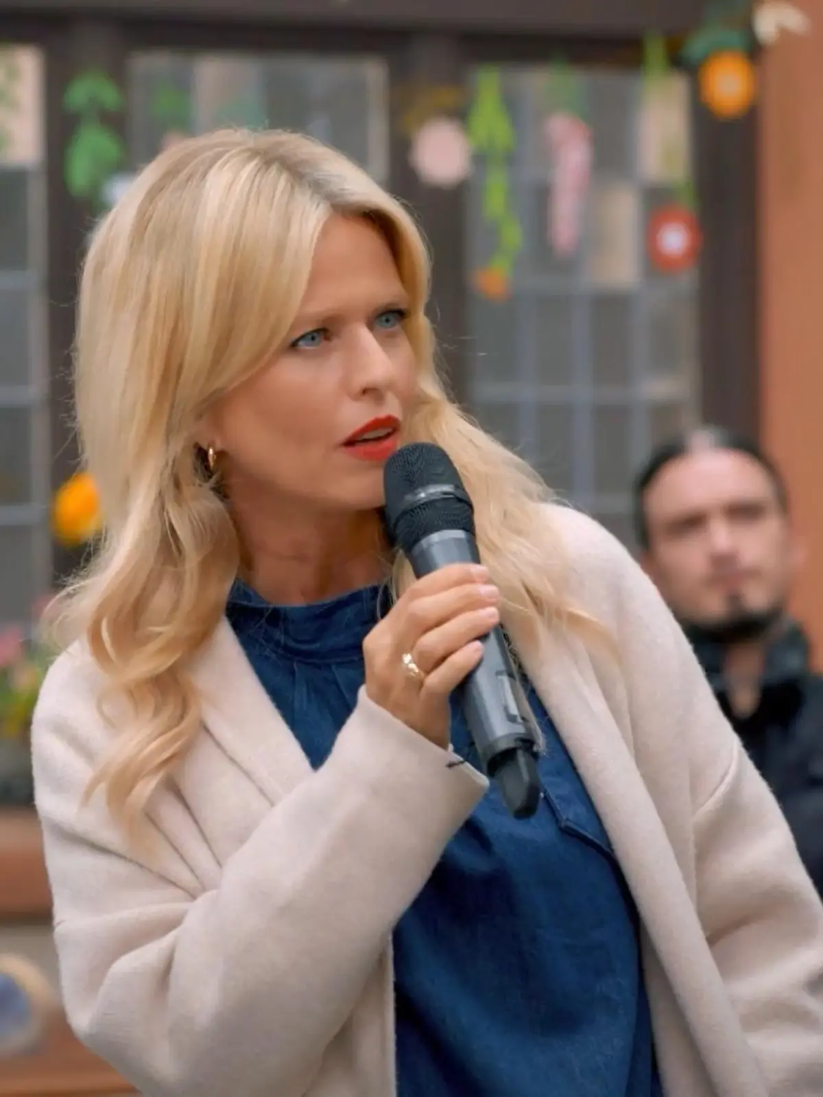 Unter uns: Patrizia stellt Easy öffentlich bloß