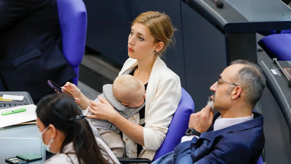 Die Grünen-Abgeordnete wollte ihren Sohn nicht wecken – also durfte er mit in den Bundestag.