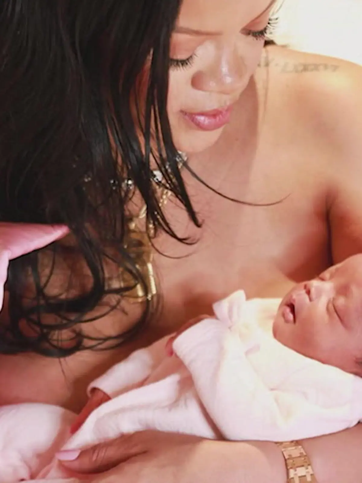 Bild zu: "Rihanna ist zum dritten Mal Mama geworden und teilt süßes Foto!"