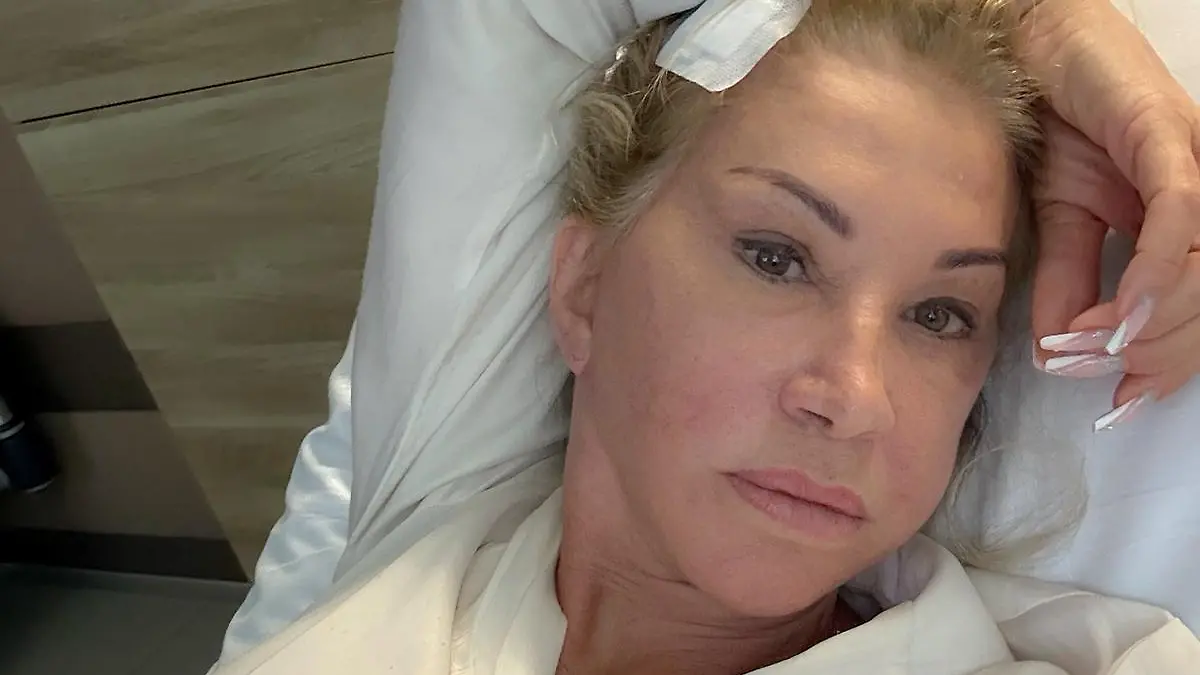 Carmen Geiss liegt in einem Bett