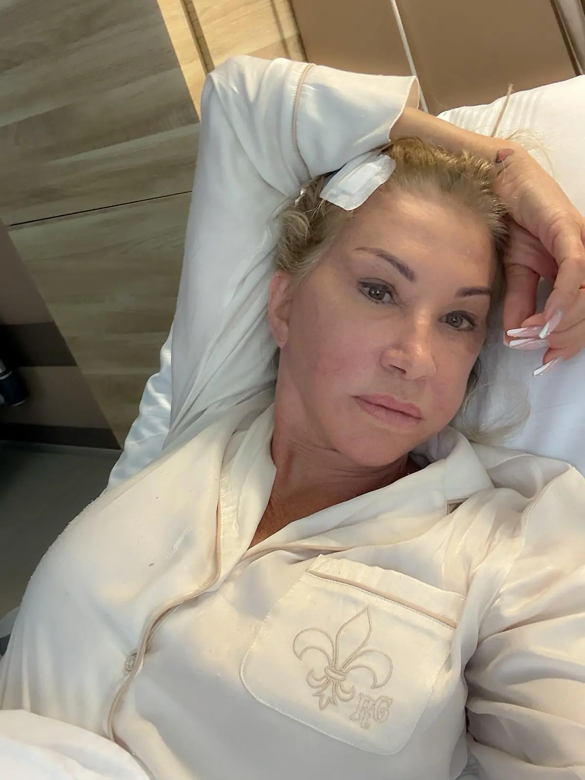 Carmen Geiss liegt in einem Bett