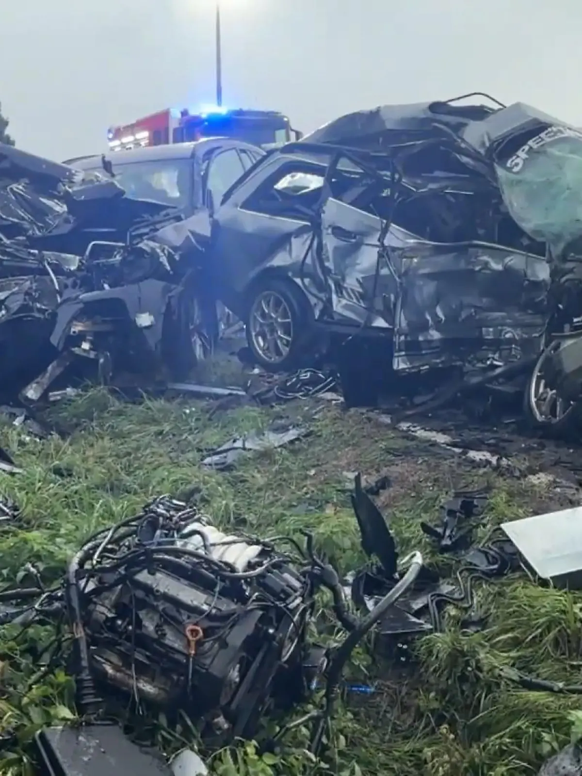 Bild zu: "Tödlicher Crash in den Gegenverkehr – 20-Jähriger verliert auf regennasser Fahrbahn die Kontrolle "